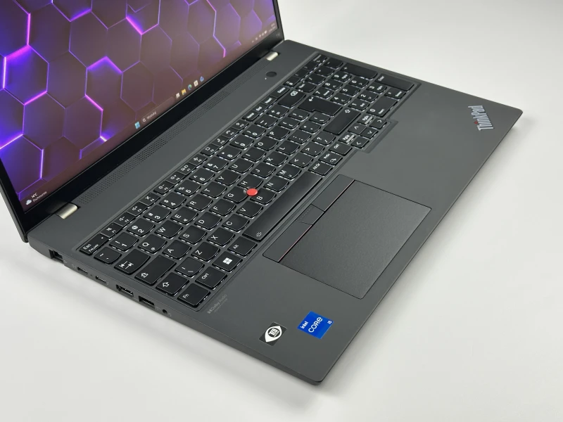 Lenovo ThinkPad T16 Gen 1 - procesor i5-1235U QHD+, modem LTE. Biznesowy laptop z dużą przestrzenią roboczą, wyposażony w Thunderbolt 4.