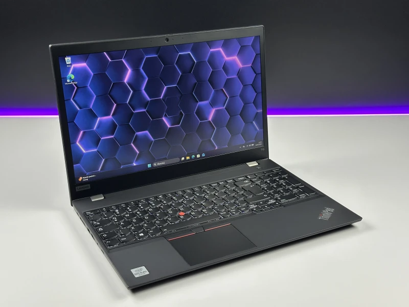Lenovo ThinkPad T15 Gen 1 z i5-10310U i matrycą FHD – klasyczny, niezawodny laptop biznesowy z dużym ekranem i wydajnością do codziennej pracy.