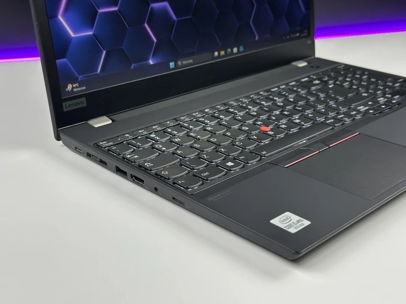 Lenovo ThinkPad T15 Gen 1 z i5-10310U i matrycą FHD – klasyczny, niezawodny laptop biznesowy z dużym ekranem i wydajnością do codziennej pracy.