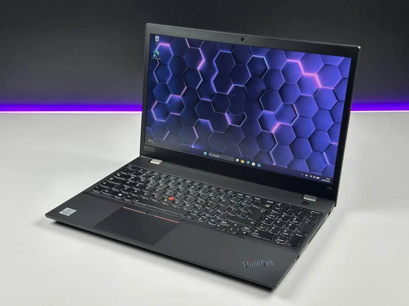 Lenovo ThinkPad T15 Gen 1 z i5-10310U i matrycą FHD – klasyczny, niezawodny laptop biznesowy z dużym ekranem i wydajnością do codziennej pracy.