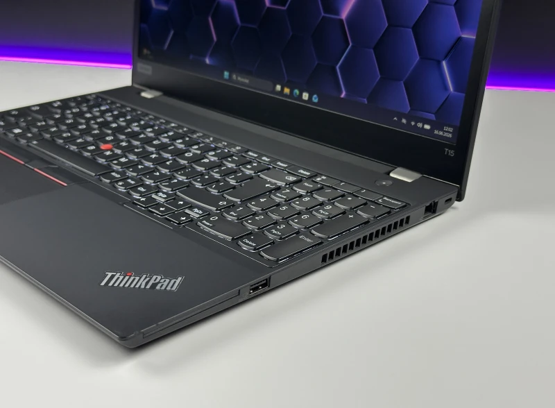 Lenovo ThinkPad T15 Gen 1 z i5-10310U i matrycą FHD – klasyczny, niezawodny laptop biznesowy z dużym ekranem i wydajnością do codziennej pracy.