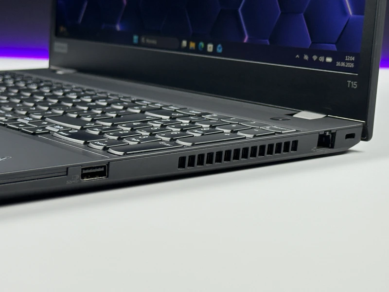 Lenovo ThinkPad T15 Gen 1 z i5-10310U i matrycą FHD – klasyczny, niezawodny laptop biznesowy z dużym ekranem i wydajnością do codziennej pracy.