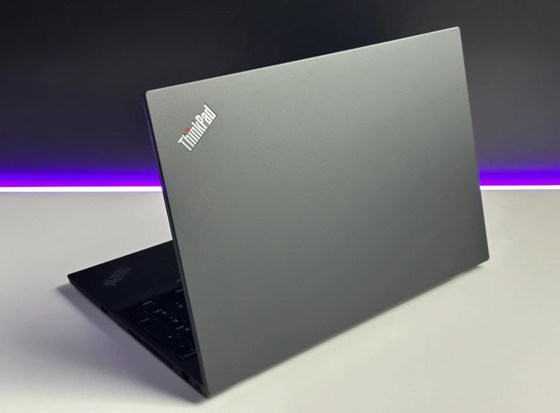 Lenovo ThinkPad T15 Gen 1 z i5-10310U i matrycą FHD – klasyczny, niezawodny laptop biznesowy z dużym ekranem i wydajnością do codziennej pracy.