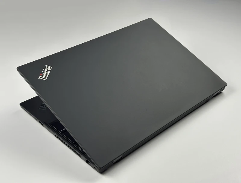 Lenovo ThinkPad T15 Gen 1 z i5-10310U i matrycą FHD – klasyczny, niezawodny laptop biznesowy z dużym ekranem i wydajnością do codziennej pracy.