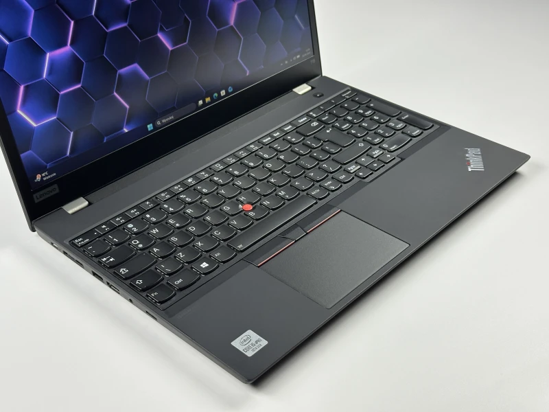 Lenovo ThinkPad T15 Gen 1 z i5-10310U i matrycą FHD – klasyczny, niezawodny laptop biznesowy z dużym ekranem i wydajnością do codziennej pracy.