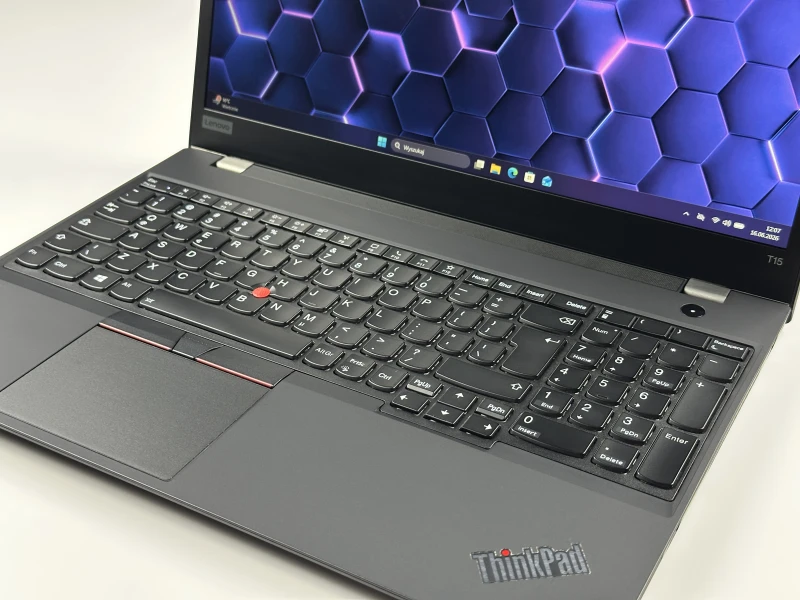 Lenovo ThinkPad T15 Gen 1 z i5-10310U i matrycą FHD – klasyczny, niezawodny laptop biznesowy z dużym ekranem i wydajnością do codziennej pracy.