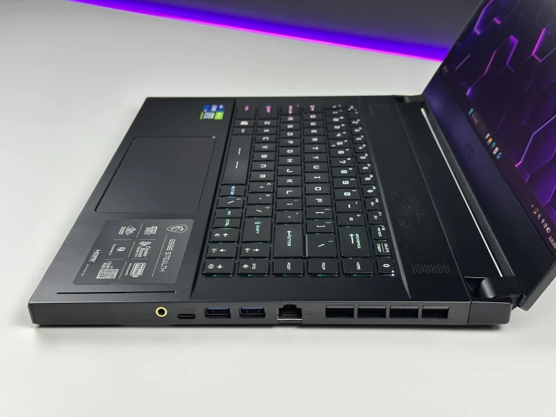 MSI GS66 Stealth 11UH - i7-11800H, RTX 3080, 15.6" QHD 165Hz. Laptop gamingowy z aluminiową obudową, klawiaturą RGB i wydajnym chłodzeniem.