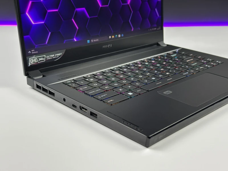 MSI Stealth GS66 12UHS - i7-12700H, QHD 240Hz, RTX 3080 Ti. Laptop gamingowy z klawiaturą RGB, czytnikiem linii papilarnych i aluminiową obudową.