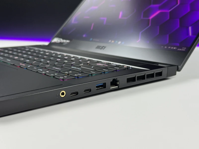 MSI Stealth GS66 12UHS - i7-12700H, QHD 240Hz, RTX 3080 Ti. Laptop gamingowy z klawiaturą RGB, czytnikiem linii papilarnych i aluminiową obudową.