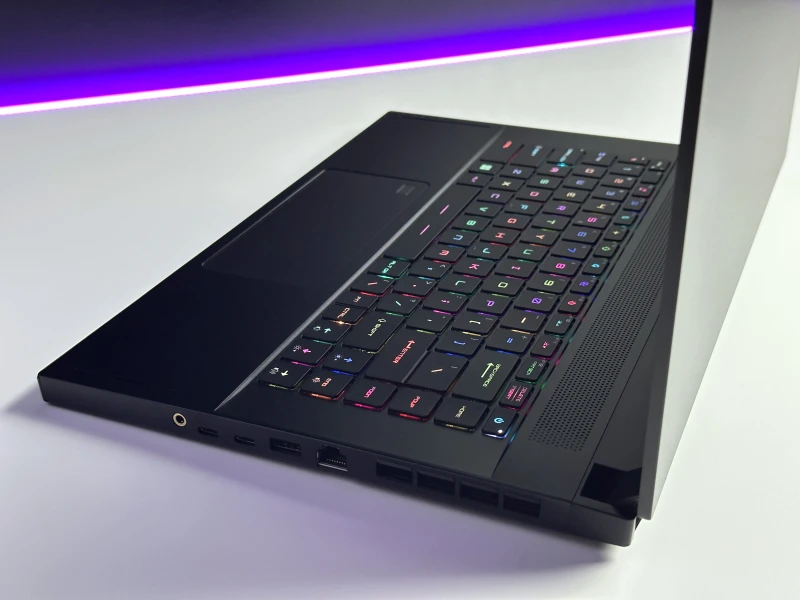 MSI Stealth GS66 12UHS - i7-12700H, QHD 240Hz, RTX 3080 Ti. Laptop gamingowy z klawiaturą RGB, czytnikiem linii papilarnych i aluminiową obudową.