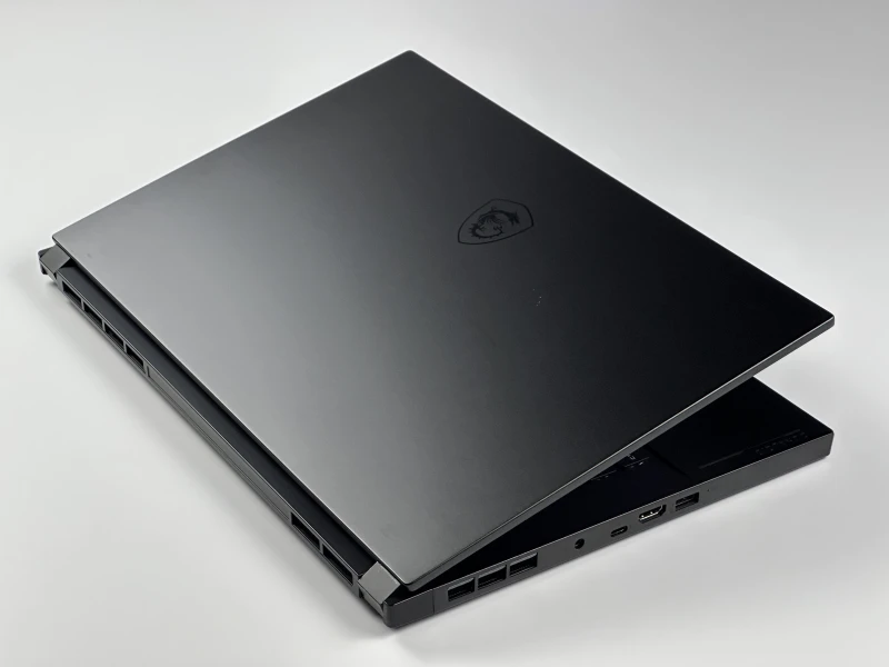 MSI Stealth GS66 12UHS - i7-12700H, QHD 240Hz, RTX 3080 Ti. Laptop gamingowy z klawiaturą RGB, czytnikiem linii papilarnych i aluminiową obudową.