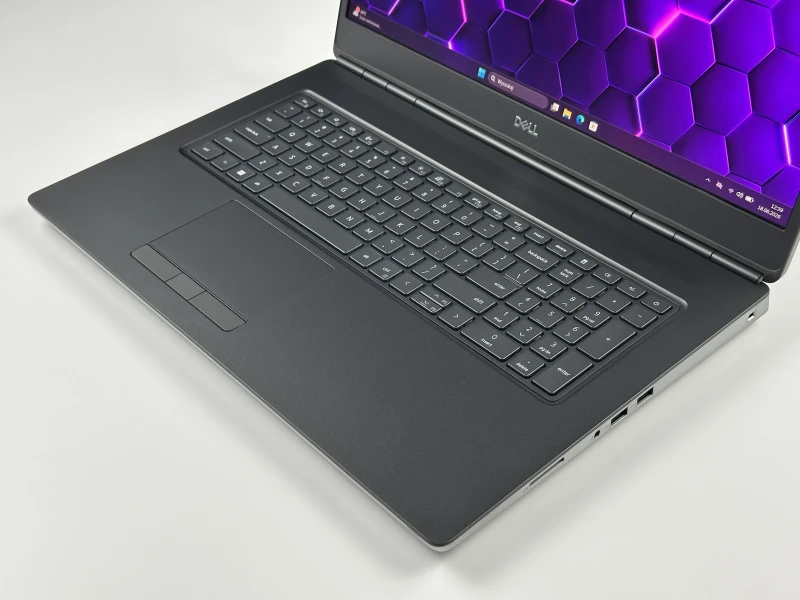 Dell Precision 7760 i7-11850H, RTX A3000, matryca 17,3" 4K 120Hz – mobilna stacja robocza do CAD, 3D i zaawansowanych projektów z klawiaturą US.