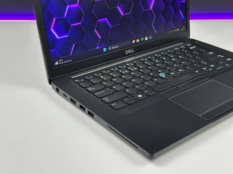 Dell Latitude 7490 - i7-8650U, 14" FHD. Biznesowy laptop z klawiaturą US, kompaktową konstrukcją i złączem USB-C do nowoczesnej pracy.