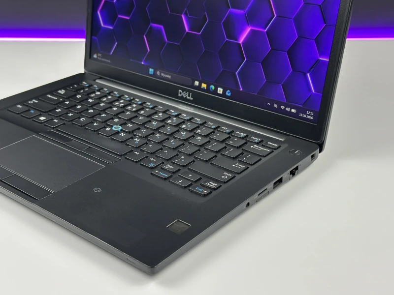 Dell Latitude 7490 - i7-8650U, 14" FHD. Biznesowy laptop z klawiaturą US, kompaktową konstrukcją i złączem USB-C do nowoczesnej pracy.