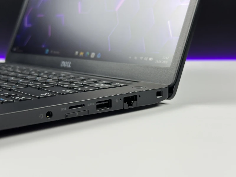 Dell Latitude 7490 - i7-8650U, 14" FHD. Biznesowy laptop z klawiaturą US, kompaktową konstrukcją i złączem USB-C do nowoczesnej pracy.