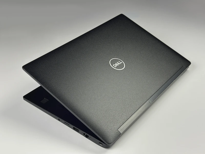 Dell Latitude 7490 - i7-8650U, 14" FHD. Biznesowy laptop z klawiaturą US, kompaktową konstrukcją i złączem USB-C do nowoczesnej pracy.