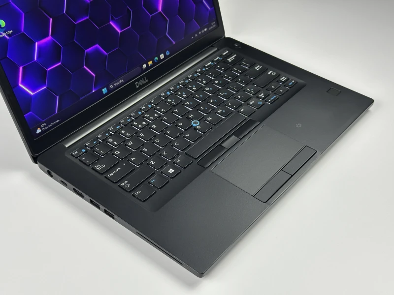 Dell Latitude 7490 - i7-8650U, 14" FHD. Biznesowy laptop z klawiaturą US, kompaktową konstrukcją i złączem USB-C do nowoczesnej pracy.