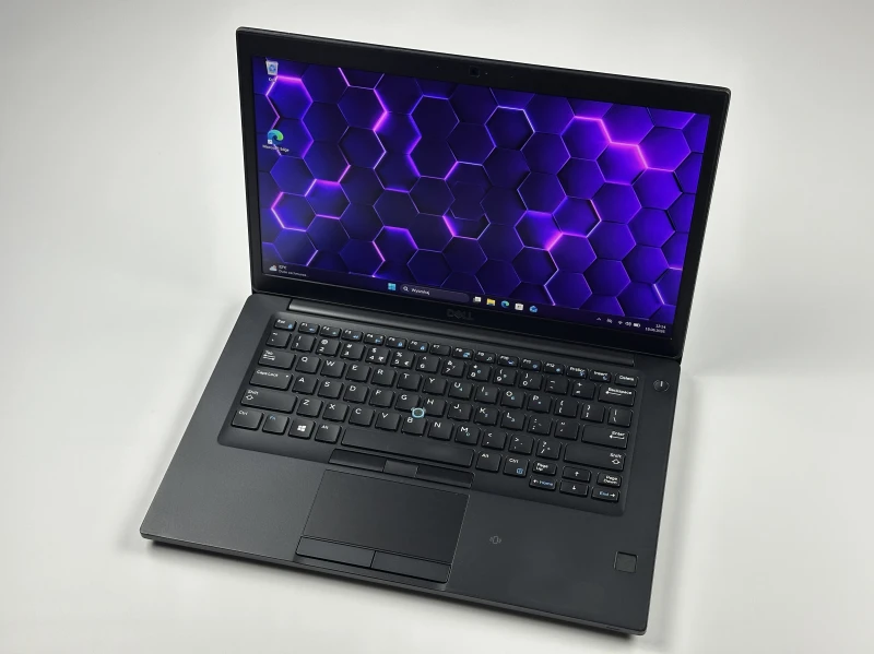 Dell Latitude 7490 - i7-8650U, 14" FHD. Biznesowy laptop z klawiaturą US, kompaktową konstrukcją i złączem USB-C do nowoczesnej pracy.
