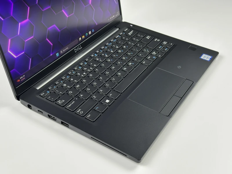Dell Latitude 7390 – dotykowy FHD, i5-7300U i klawiatura US (PL) z pełnymi polskimi znakami. Bezpieczeństwo i wygoda w kompaktowej formie!