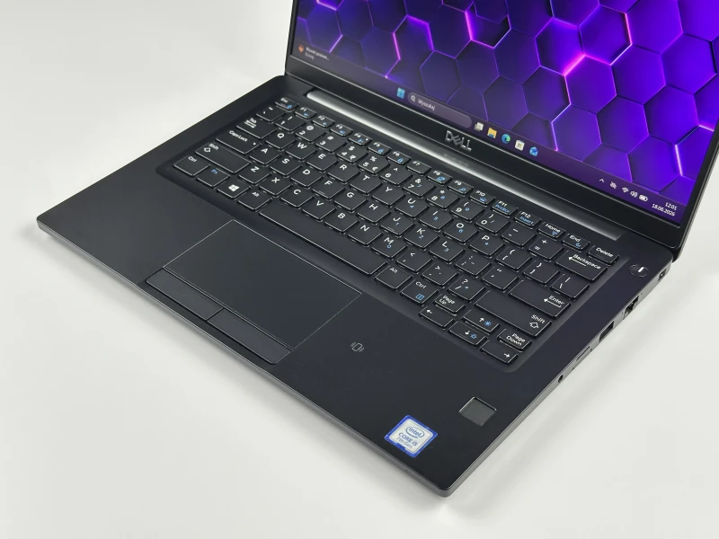 Dell Latitude 7390 – dotykowy FHD, i5-7300U i klawiatura US (PL) z pełnymi polskimi znakami. Bezpieczeństwo i wygoda w kompaktowej formie!