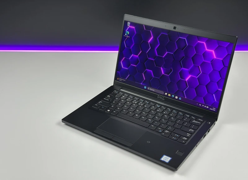 Dell Latitude 7390 – dotykowy FHD, i5-7300U i klawiatura US (PL) z pełnymi polskimi znakami. Bezpieczeństwo i wygoda w kompaktowej formie!