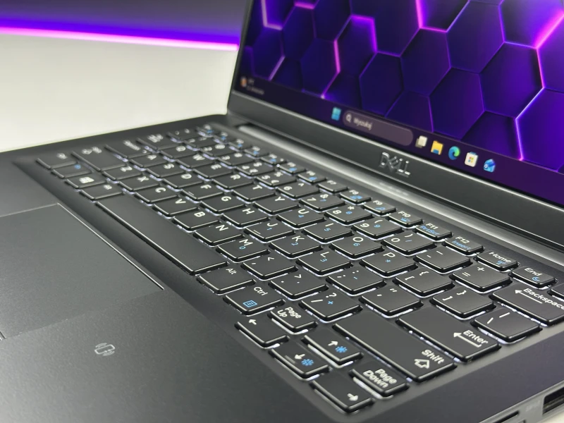 Dell Latitude 7390 – dotykowy FHD, i5-7300U i klawiatura US (PL) z pełnymi polskimi znakami. Bezpieczeństwo i wygoda w kompaktowej formie!
