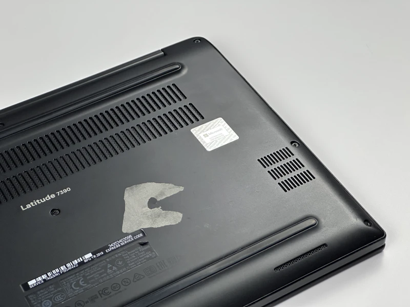 Dell Latitude 7390 - procesor i5-8350U, ekran 13.3". Niewielki laptop biznesowy z klawiaturą US, stworzony z myślą o mobilności i codziennej wydajności.