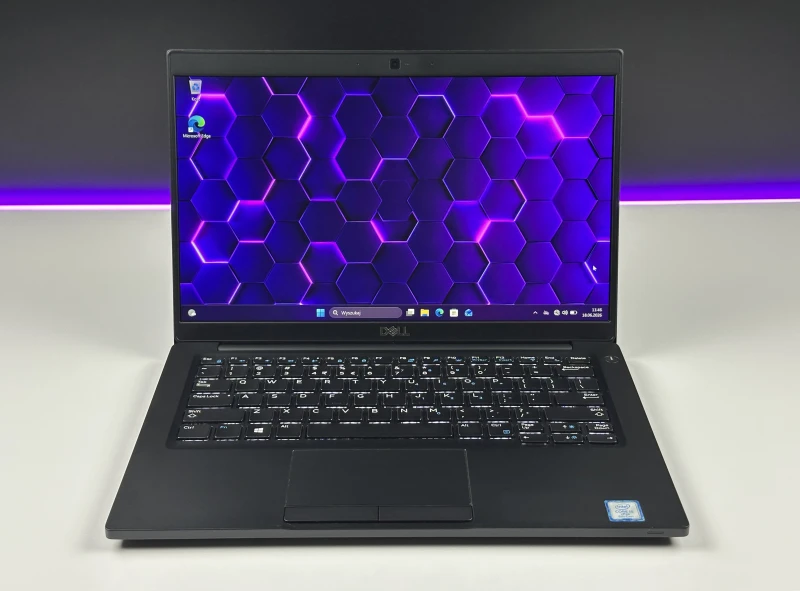 Dell Latitude 7390 - procesor i5-8350U, ekran 13.3". Niewielki laptop biznesowy z klawiaturą US, stworzony z myślą o mobilności i codziennej wydajności.