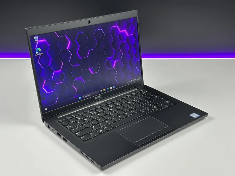 Dell Latitude 7390 - procesor i5-8350U, ekran 13.3". Niewielki laptop biznesowy z klawiaturą US, stworzony z myślą o mobilności i codziennej wydajności.