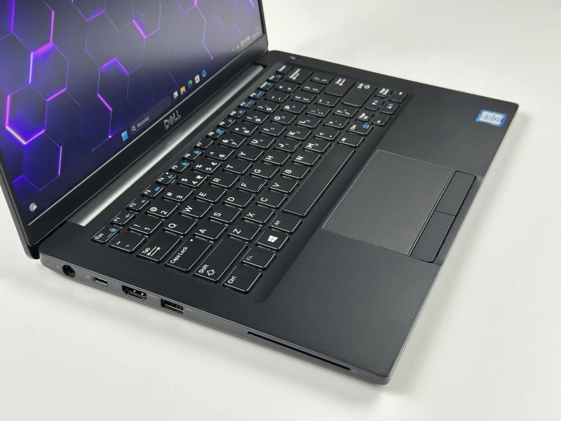 Dell Latitude 7390 - procesor i5-8350U, ekran 13.3". Niewielki laptop biznesowy z klawiaturą US, stworzony z myślą o mobilności i codziennej wydajności.