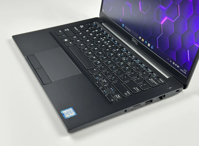 Dell Latitude 7390 - procesor i5-8350U, ekran 13.3". Niewielki laptop biznesowy z klawiaturą US, stworzony z myślą o mobilności i codziennej wydajności.