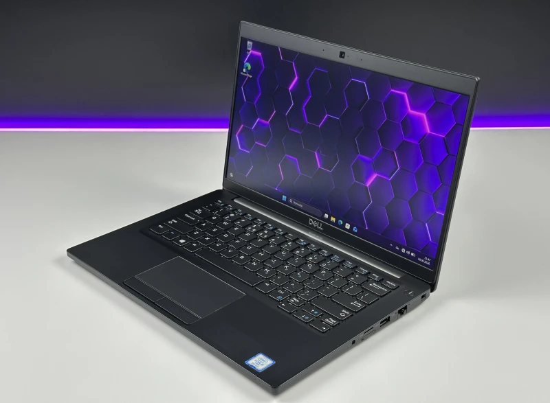 Dell Latitude 7390 - procesor i5-8350U, ekran 13.3". Niewielki laptop biznesowy z klawiaturą US, stworzony z myślą o mobilności i codziennej wydajności.