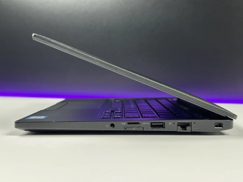 Dell Latitude 7390 - procesor i5-8350U, ekran 13.3". Niewielki laptop biznesowy z klawiaturą US, stworzony z myślą o mobilności i codziennej wydajności.