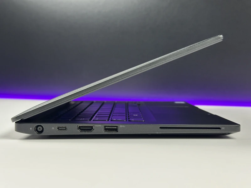 Dell Latitude 7390 - procesor i5-8350U, ekran 13.3". Niewielki laptop biznesowy z klawiaturą US, stworzony z myślą o mobilności i codziennej wydajności.