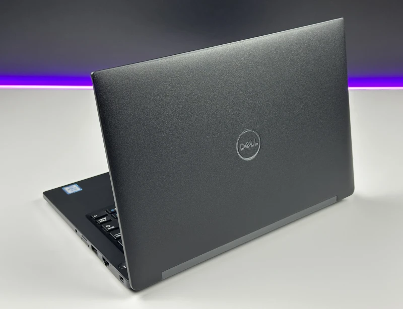 Dell Latitude 7390 - procesor i5-8350U, ekran 13.3". Niewielki laptop biznesowy z klawiaturą US, stworzony z myślą o mobilności i codziennej wydajności.