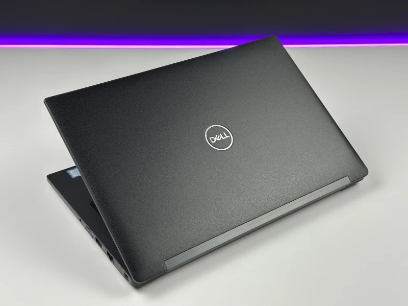 Dell Latitude 7390 - procesor i5-8350U, ekran 13.3". Niewielki laptop biznesowy z klawiaturą US, stworzony z myślą o mobilności i codziennej wydajności.