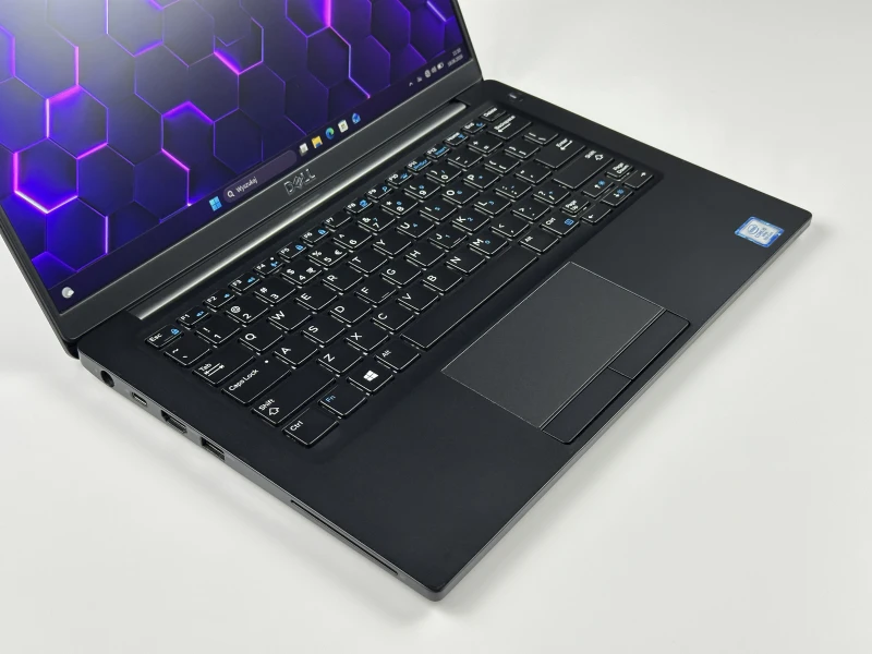 Dell Latitude 7390 - procesor i5-8350U, ekran 13.3". Niewielki laptop biznesowy z klawiaturą US, stworzony z myślą o mobilności i codziennej wydajności.