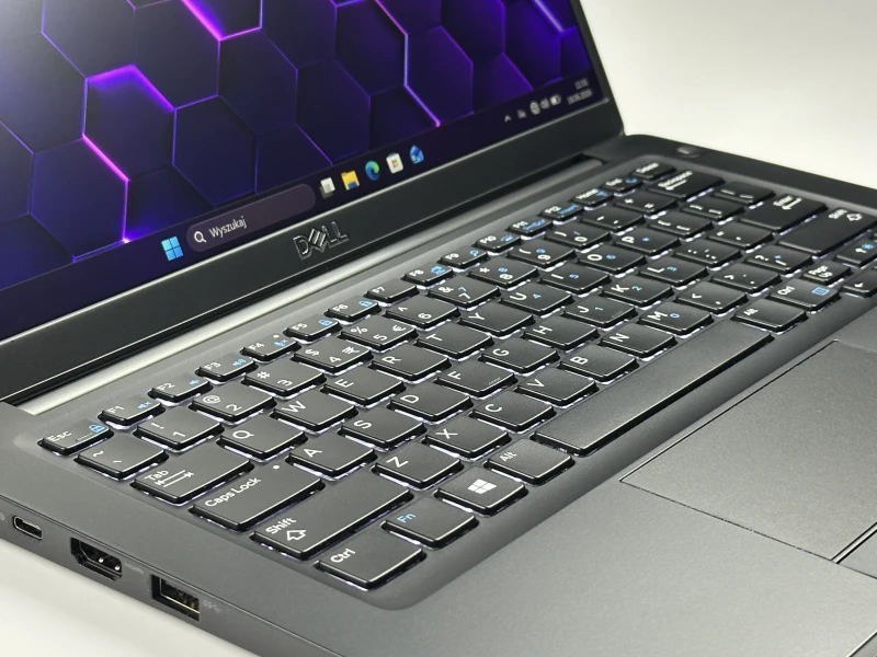 Dell Latitude 7390 - procesor i5-8350U, ekran 13.3". Niewielki laptop biznesowy z klawiaturą US, stworzony z myślą o mobilności i codziennej wydajności.