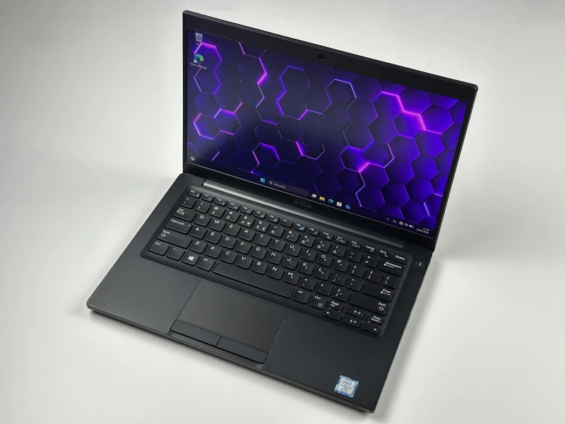 Dell Latitude 7390 - procesor i5-8350U, ekran 13.3". Niewielki laptop biznesowy z klawiaturą US, stworzony z myślą o mobilności i codziennej wydajności.