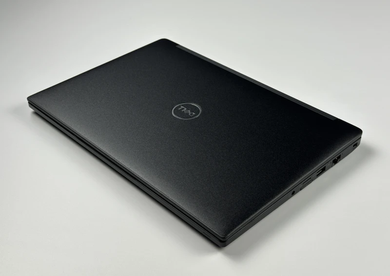 Dell Latitude 7390 - procesor i5-8350U, ekran 13.3". Niewielki laptop biznesowy z klawiaturą US, stworzony z myślą o mobilności i codziennej wydajności.