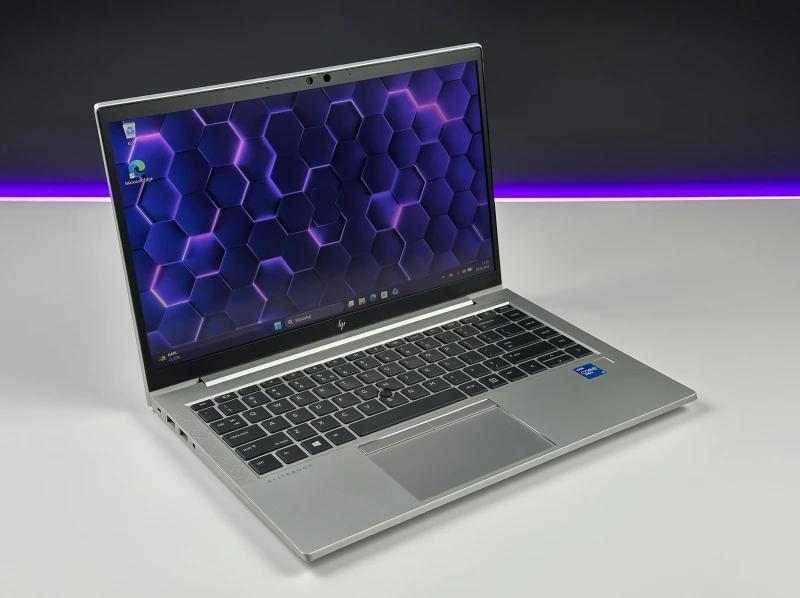 HP EliteBook 840 G8 z i5-1145G7,ekranem dotykowym – elegancki laptop biznesowy z klawiaturą US (PL QWERTY), idealny do pracy mobilnej i biurowej.