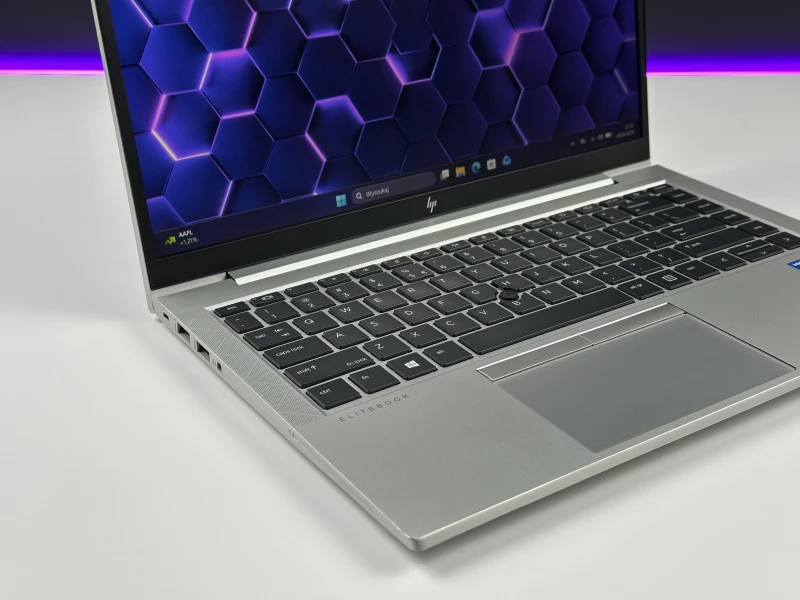 HP EliteBook 840 G8 z i5-1145G7,ekranem dotykowym – elegancki laptop biznesowy z klawiaturą US (PL QWERTY), idealny do pracy mobilnej i biurowej.