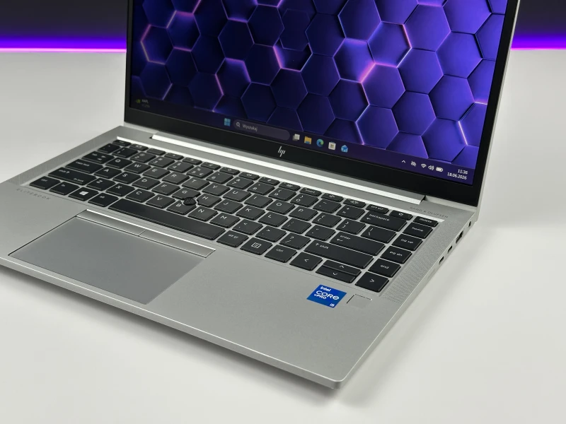 HP EliteBook 840 G8 z i5-1145G7,ekranem dotykowym – elegancki laptop biznesowy z klawiaturą US (PL QWERTY), idealny do pracy mobilnej i biurowej.