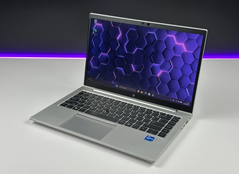 HP EliteBook 840 G8 z i5-1145G7,ekranem dotykowym – elegancki laptop biznesowy z klawiaturą US (PL QWERTY), idealny do pracy mobilnej i biurowej.