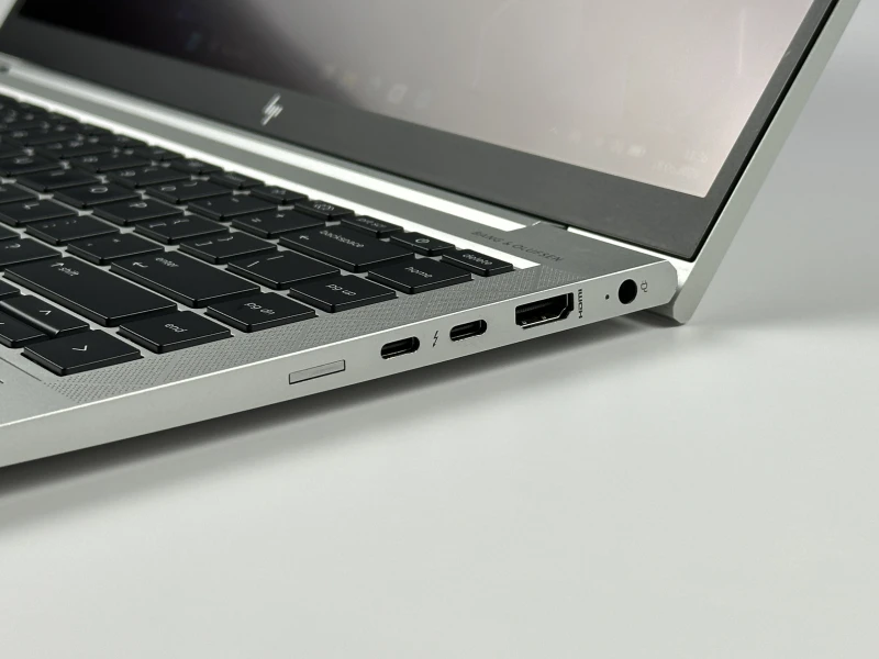 HP EliteBook 840 G8 z i5-1145G7,ekranem dotykowym – elegancki laptop biznesowy z klawiaturą US (PL QWERTY), idealny do pracy mobilnej i biurowej.