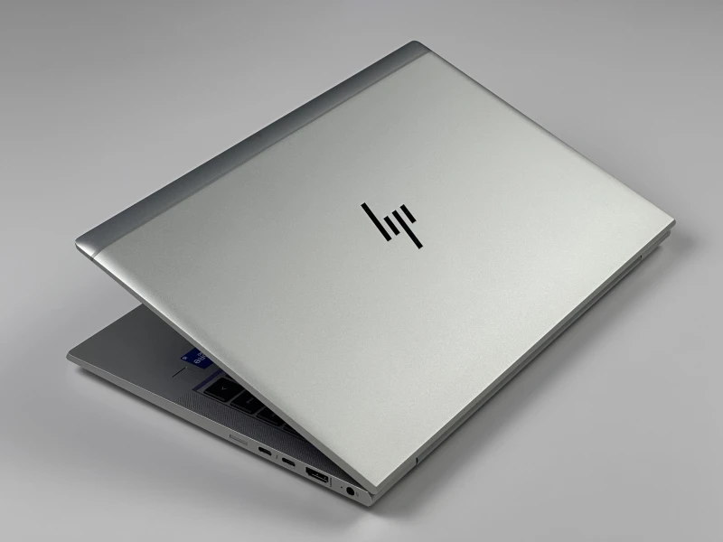 HP EliteBook 840 G8 z i5-1145G7,ekranem dotykowym – elegancki laptop biznesowy z klawiaturą US (PL QWERTY), idealny do pracy mobilnej i biurowej.