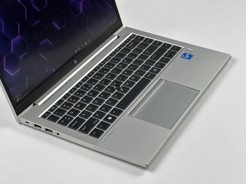HP EliteBook 840 G8 z i5-1145G7,ekranem dotykowym – elegancki laptop biznesowy z klawiaturą US (PL QWERTY), idealny do pracy mobilnej i biurowej.
