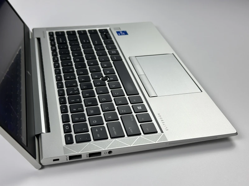 HP EliteBook 840 G8 z i5-1145G7,ekranem dotykowym – elegancki laptop biznesowy z klawiaturą US (PL QWERTY), idealny do pracy mobilnej i biurowej.