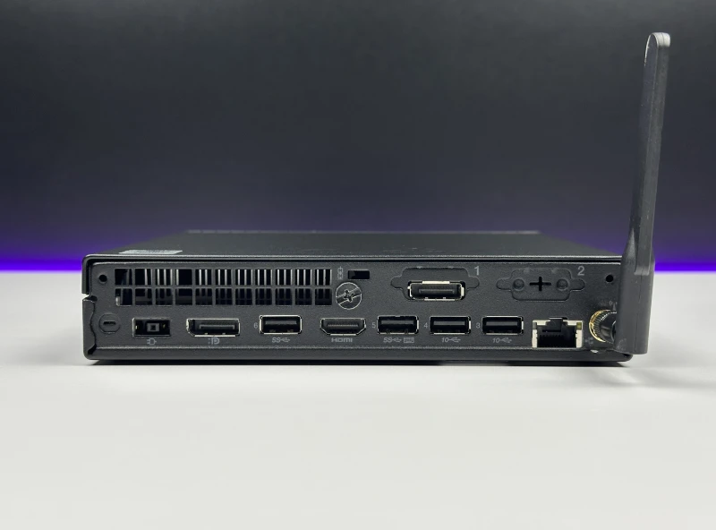 Lenovo ThinkCentre M80q Tiny z i5-10500T i Wi-Fi– kompaktowy komputer biznesowy z Intel UHD 630, stworzony do pracy biurowej i codziennych zadań.