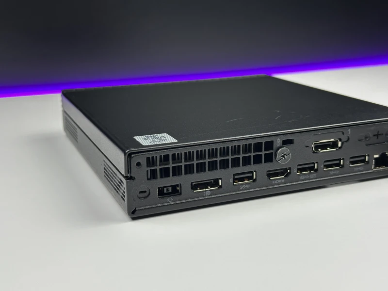 Lenovo ThinkCentre M80q Tiny z i5-10500T i Wi-Fi– kompaktowy komputer biznesowy z Intel UHD 630, stworzony do pracy biurowej i codziennych zadań.